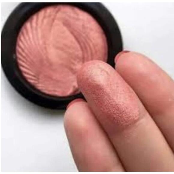 Revolution Vivid Baked Highlighter, Rose Gold Lights, NWT - Picture 2 of 3